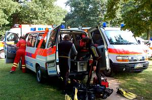 Taucher bei der Einsatzvorbereitung